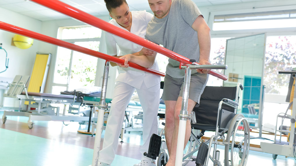 Kinésithérapeute guidant la rééducation du genou d'un patient après chirurgie